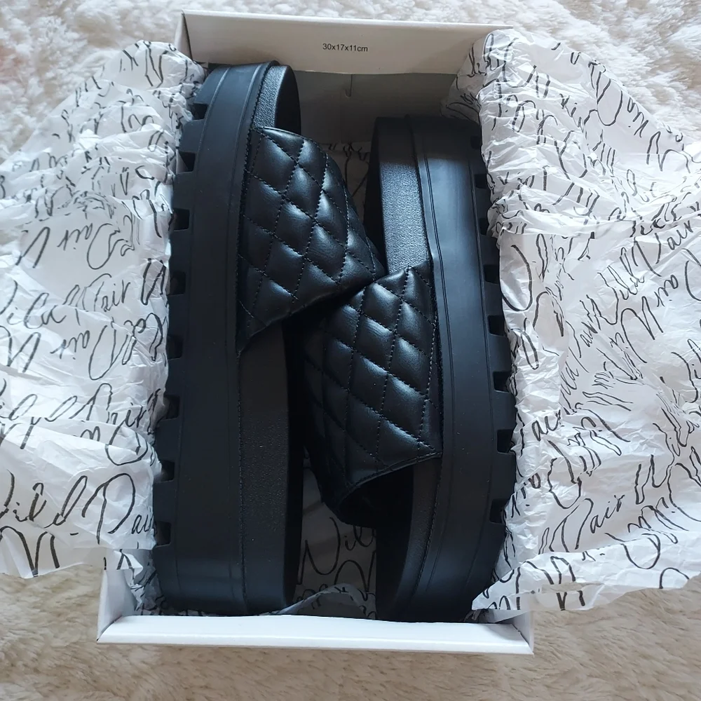 Wild Pair Black Quilted 1.5 Platform Elevaded wedge Slide Sandals Sz-10